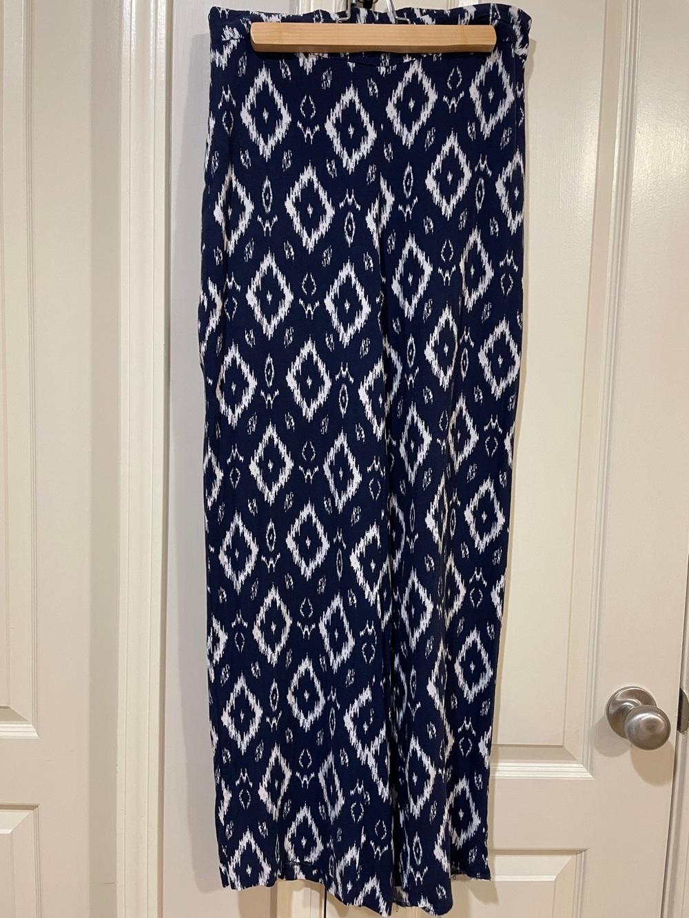 dressbarn Navy and White Patterned women’s Pants. M